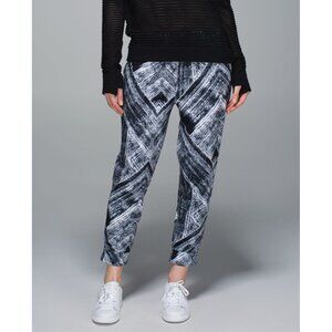 Lululemon Jet Crop Pants Heat Wave Print Black/White Size 6 Full-On Luon